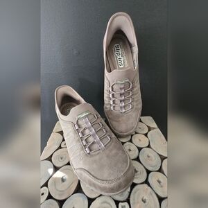 Women's Skechers slip-ins size 9 EUC